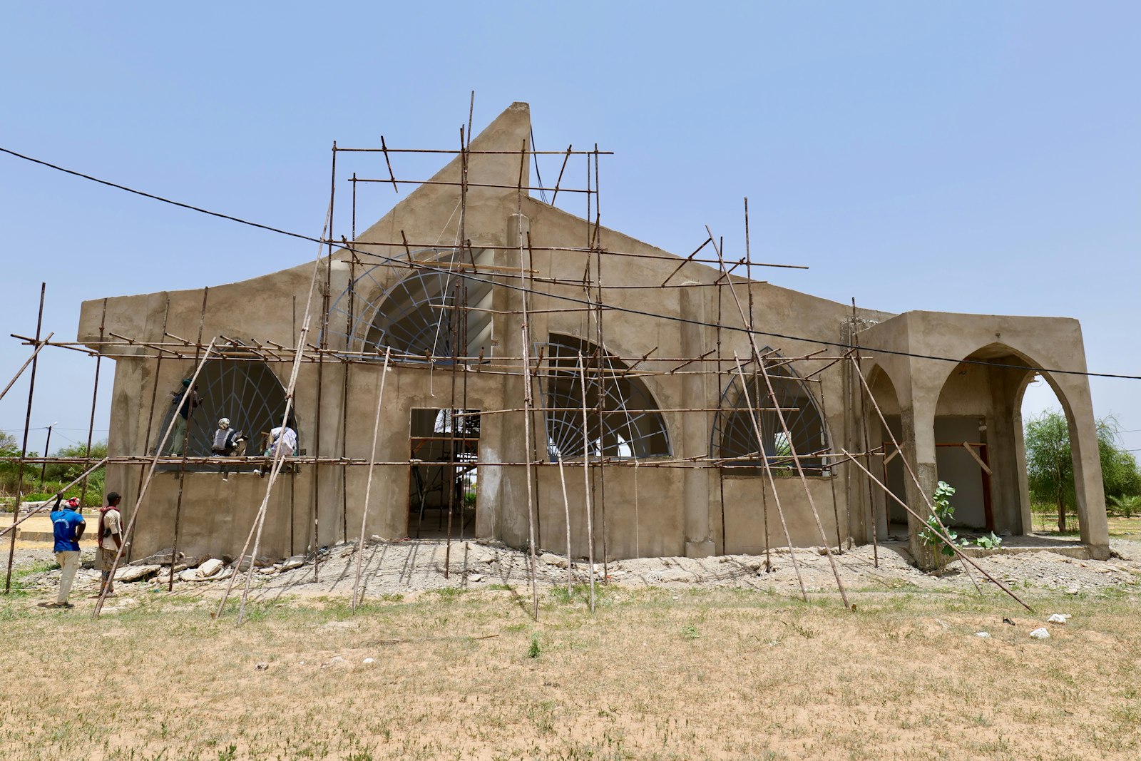 Maison en cours de construction avec échafaudages en Afrique de l'Ouest